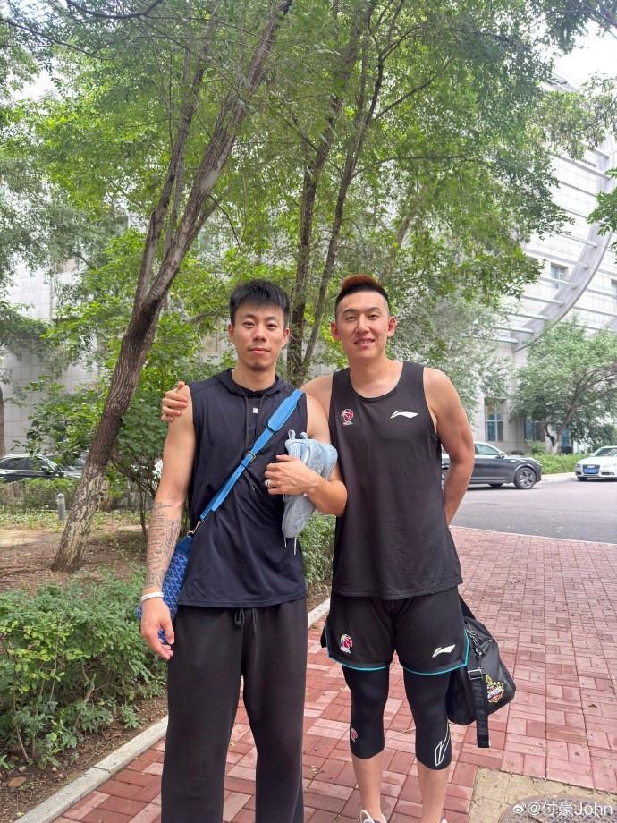 官方网站im电竞-付豪晒与张镇麟&amp;amp;刘雁宇等合照：人生总有很多分岔路口 祝开心顺利