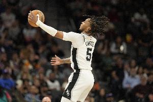 电竞平台中国-手感冰凉！卡斯尔上半场7投0中颗粒无收 仅靠罚球拿到2分