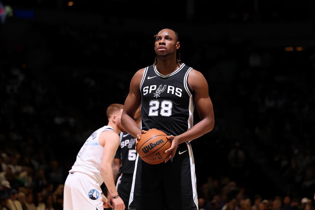 中国区官网-老鹰用训练营合同签下前马刺内线新星，他有机会得到一份正式合同